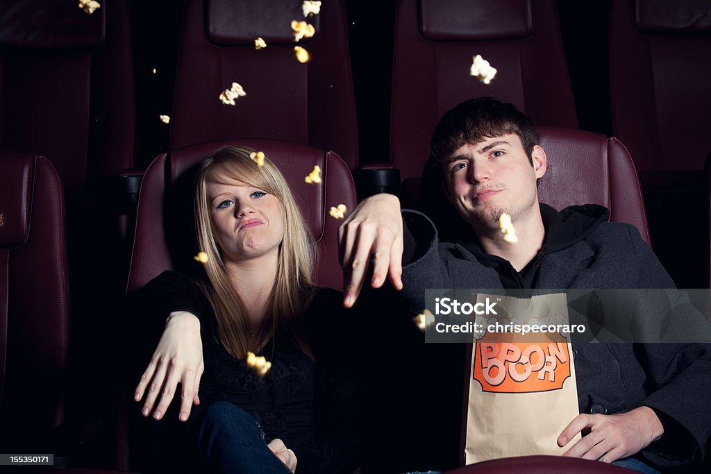 Adolescentes jogando pipocas na tela - Foto de stock de Cinema royalty-free