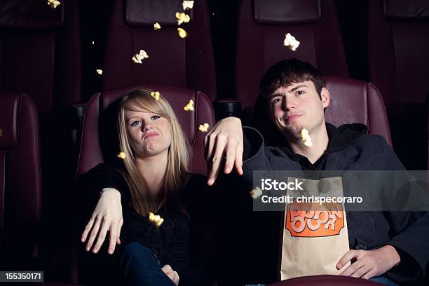 Foto de Adolescentes Jogando Pipocas Na Tela e mais fotos de stock de Cinema - Cinema, Filme cinematográfico, Desrespeito