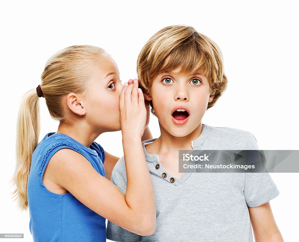 Garota Whispering um segredo para seu irmão-isolado - Foto de stock de Criança royalty-free