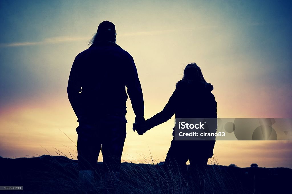 Couple tenant les mains, Silhouette au coucher du soleil - Photo de Adulte libre de droits