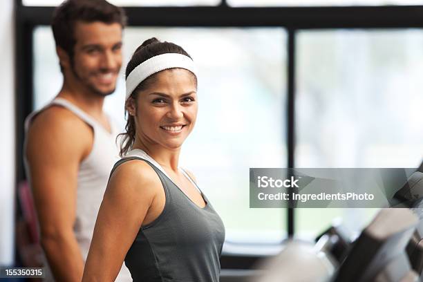 Feliz Sonriendo Y Gente Hermosa Corriendo En El Club De Salud Foto de stock y más banco de imágenes de Adulto