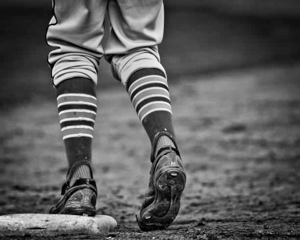 corridore di base al primo - baseball shoe foto e immagini stock