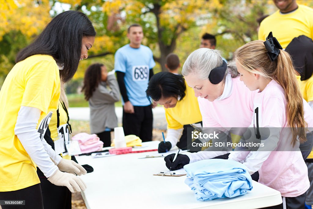 Различные группы людей, регистрацию на благотворительность run/ходьбы мероприятия - Стоковые фото Ребёнок роялти-фри