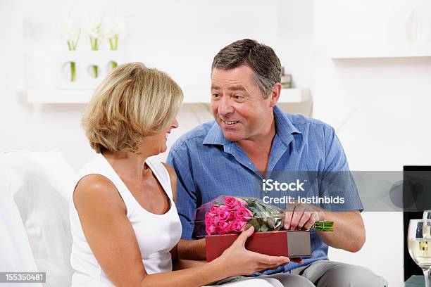 Senior Frau Empfangende Schokolade Und Blumen Von Partner Stockfoto und mehr Bilder von Alter Erwachsener