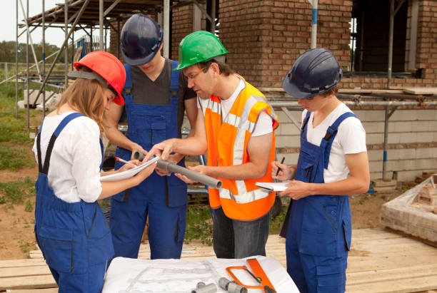 formation pour être un plombier. apprenti faire des notes - trainee education construction worker plumber photos et images de collection