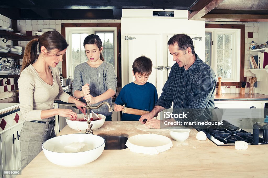 Família de quatro membros a pastelaria em casa. - Royalty-free Família grande Foto de stock