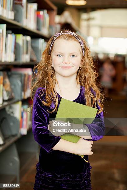 Piękna Dziewczynka W Bibliotece Trzyma Książki - zdjęcia stockowe i więcej obrazów 4 - 5 lat - 4 - 5 lat, 6-7 lat, Biblioteka