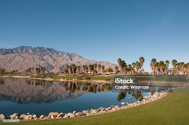 Soczyście Zielone Pole Golfowe W The Palm Springs Desert - zdjęcia stockowe i więcej obrazów Góra