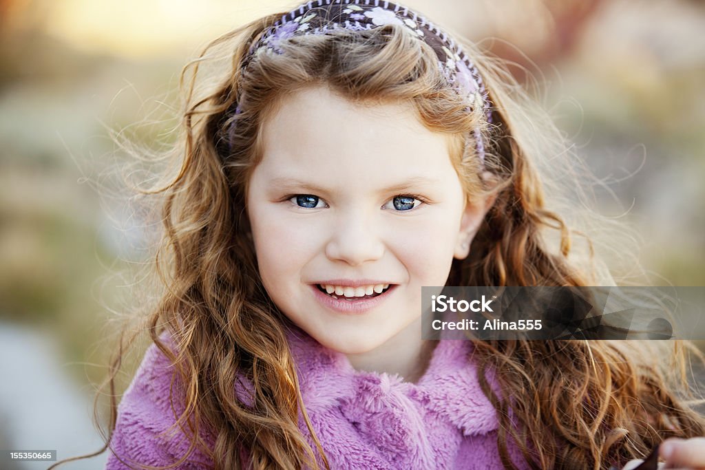 Portret piękna dziewczynka na zewnątrz - Zbiór zdjęć royalty-free (4 - 5 lat)