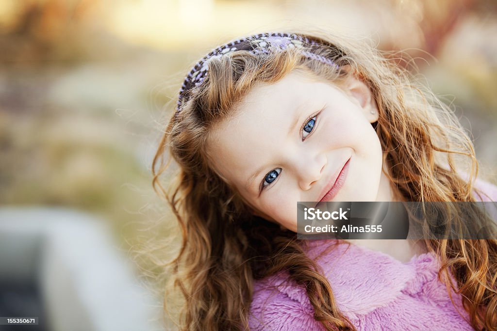 Ritratto di una bellissima bambina all'aperto - Foto stock royalty-free di Bambine femmine