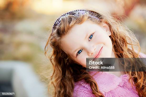 Ritratto Di Una Bellissima Bambina Allaperto - Fotografie stock e altre immagini di Bambine femmine - Bambine femmine, Capelli rossi, 4-5 anni