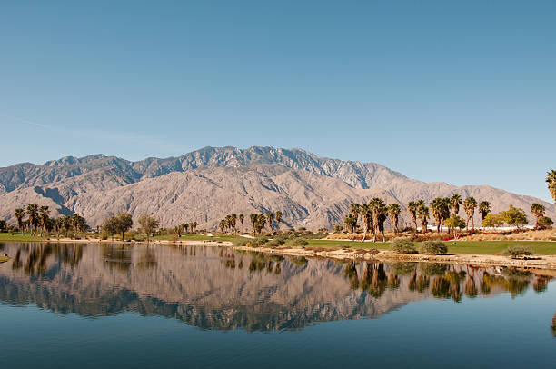 golfplatz mountain reflexion palm springs - golf golf flag sunset flag stock-fotos und bilder