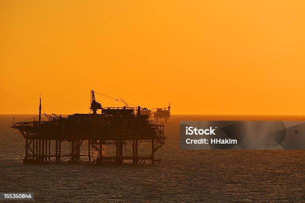 Förderplattform Silhouette Stockfoto und mehr Bilder von Abenddämmerung - Abenddämmerung, Ausrüstung und Geräte, Bedeckter Himmel