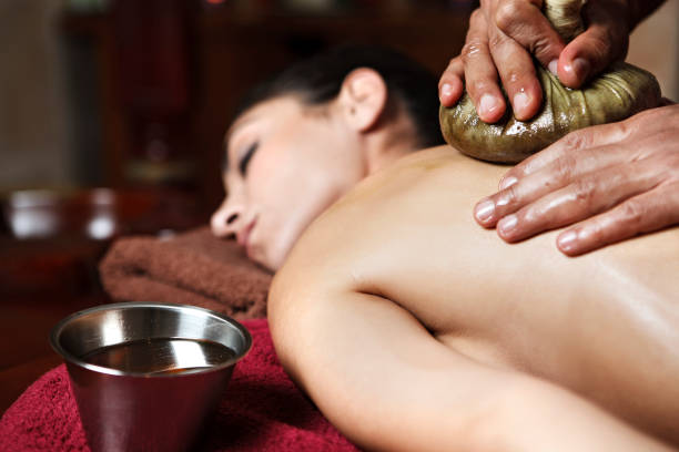 giovane donna ricevere un massaggio navarakizhi - spa treatment health spa massaging couple foto e immagini stock