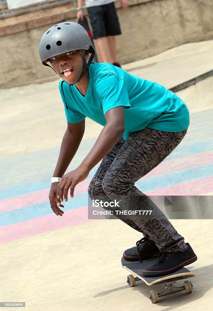 Teenager boy skateboarding auf seinem skateboard - Lizenzfrei Skateboardfahren Stock-Foto