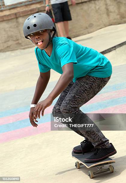 Teenager Boy Skateboarding Auf Seinem Skateboard Stockfoto und mehr Bilder von Skateboardfahren - Skateboardfahren, Skateboard, Kind