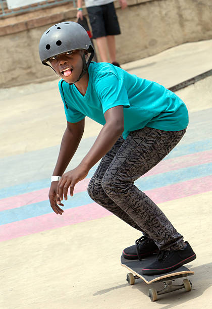 ragazzo adolescente che fa skateboard sul suo skateboard - extreme skateboarding action balance motion foto e immagini stock