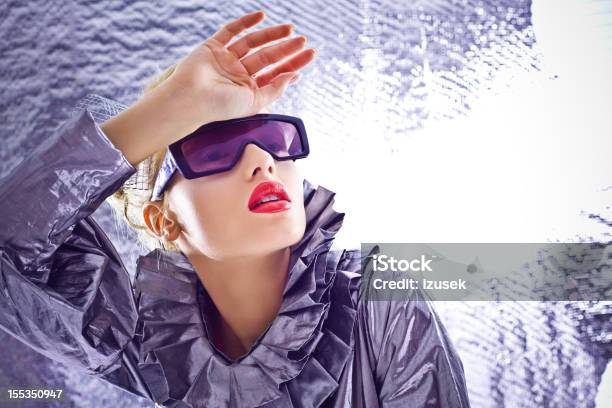 Futuristische Frau Wegsehen Stockfoto und mehr Bilder von Mode - Mode, Futuristisch, Frauen