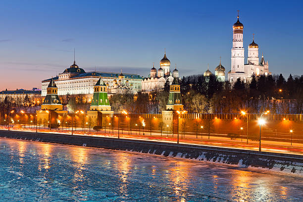 cremlino di notte, russia - surrounding wall sky river dome foto e immagini stock