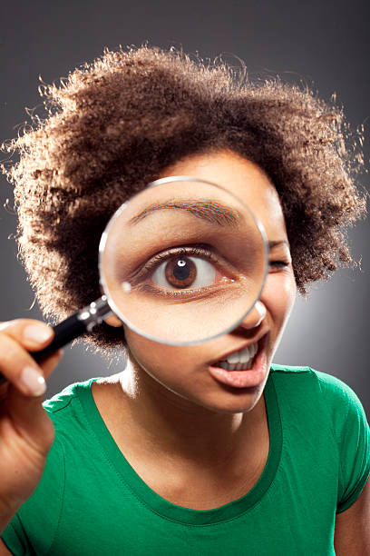 Young woman with a magnifying glasshttp://www.vela-photo.com/istock/actors.jpg