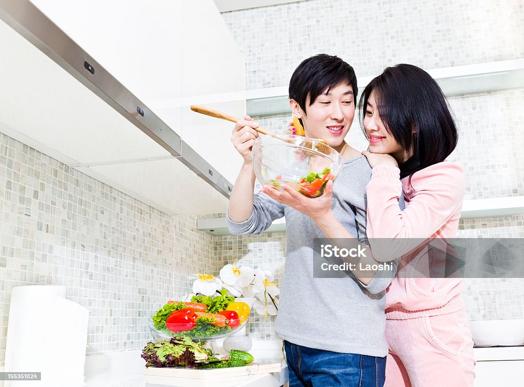Romantisches Paar in der Küche - Lizenzfrei Asiatischer und Indischer Abstammung Stock-Foto