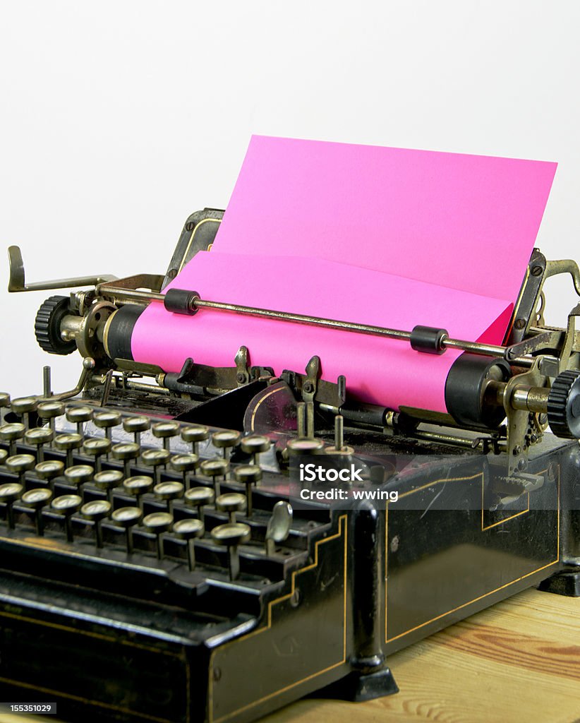 Rosa Vintage macchina da scrivere con carta - Foto stock royalty-free di Antico - Vecchio stile