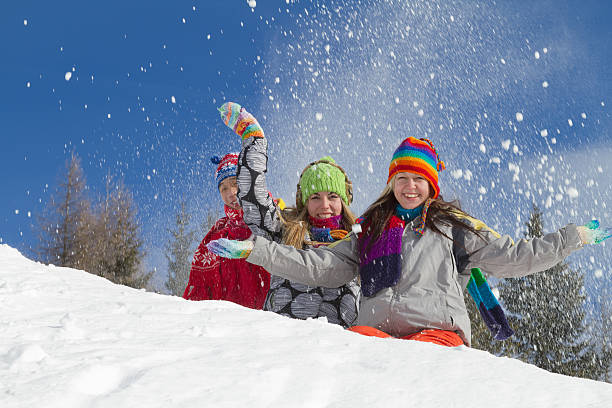 3 つの笑顔の若い人々に座って雪の冬服 - apres ski copy space happiness smiling ストックフォトと画像