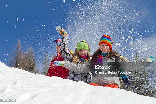 3 つの笑顔の若い人々に座って雪の冬服 - 3人のストックフォトや画像を多数ご用意 - 3人, アウトドア, アジアおよびインド民族