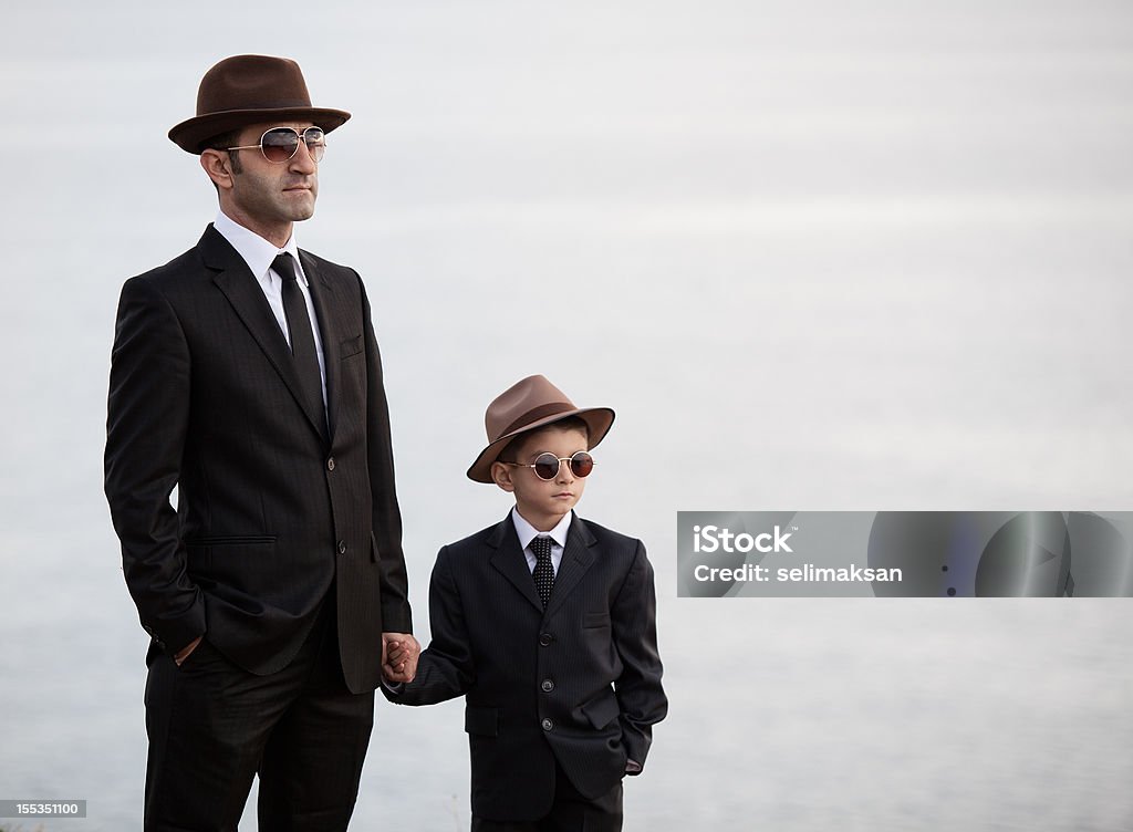 Père et fils dans des vêtements similaires - Photo de Père libre de droits