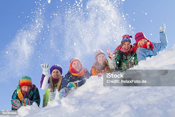 のグループに横たわる幸せな人々の丘に雪遊び - アフタースキーのストックフォトや画像を多数ご用意 - アフタースキー, 楽しみ, アウトドア