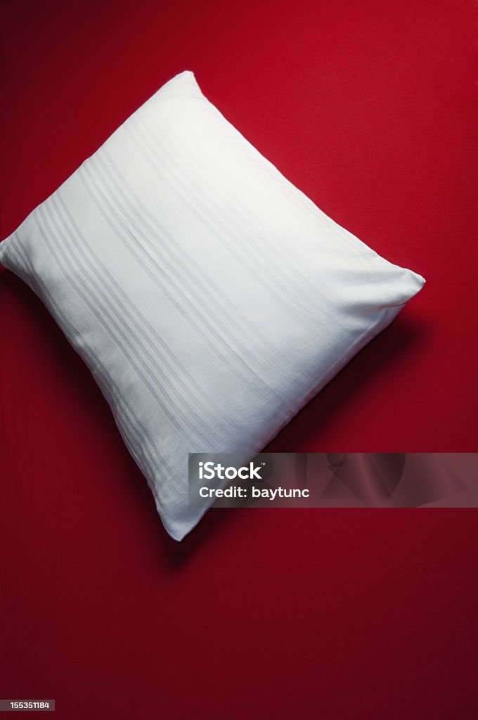 Bianco cuscino rosso vuoto letto - Foto stock royalty-free di Ambientazione interna