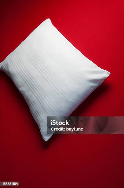 Bianco Cuscino Rosso Vuoto Letto - Fotografie stock e altre immagini di Ambientazione interna - Ambientazione interna, Biancheria da letto, Bianco