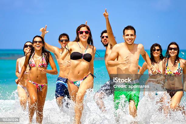 Photo libre de droit de Groupe De Jeunes De Vous Baigner Dans Les Eaux Turquoise De Lîle Tropicale De Plage banque d'images et plus d'images libres de droit de Bahamas