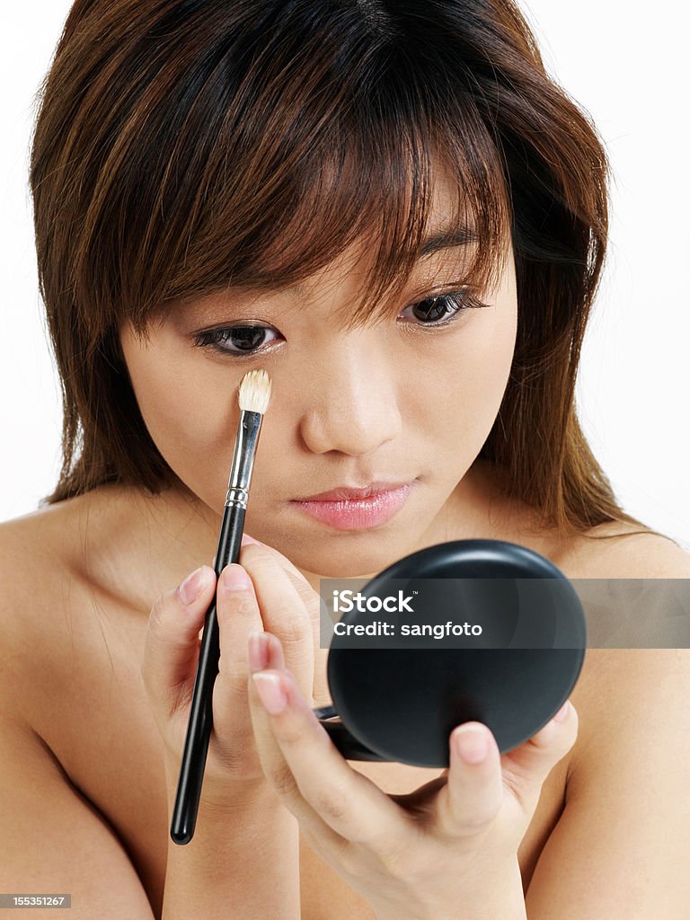 Азиатская Красота женщина, применяя макияж с использованием Компактная пудра - Стоковые фото Азиатского и индийского происхождения роялти-фри