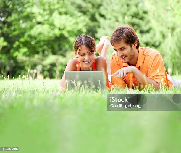 Photo libre de droit de Jeune Couple À Laide Dordinateur Portable En Plein Air banque d'images et plus d'images libres de droit de Activité de loisirs