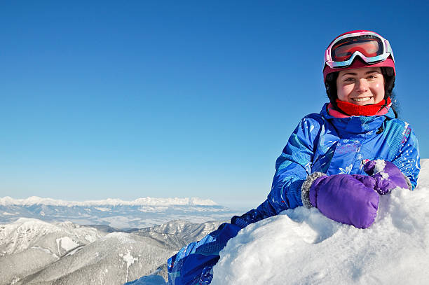 かわいい女の子に座って雪 - apres ski copy space happiness smiling ストックフォトと画像