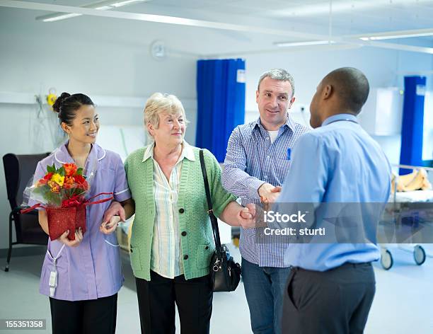 Foto de Mãe De Hospital e mais fotos de stock de Desembarcar - Desembarcar, Hospital, Ir embora