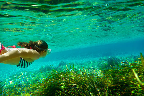 Mädchen Tauchen unter Wasser – Foto