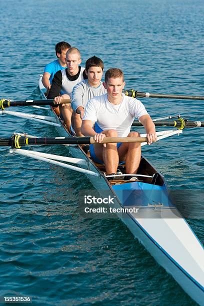 Quatro Sentado Equipe De Remo Com Par De Remos - Fotografias de stock e mais imagens de Remo - Remo, Esquife, Equipa Desportiva