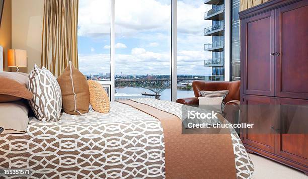 Hauptschlafzimmer In Cityloft Stockfoto und mehr Bilder von Aussicht genießen - Aussicht genießen, Balkon, Hotelzimmer