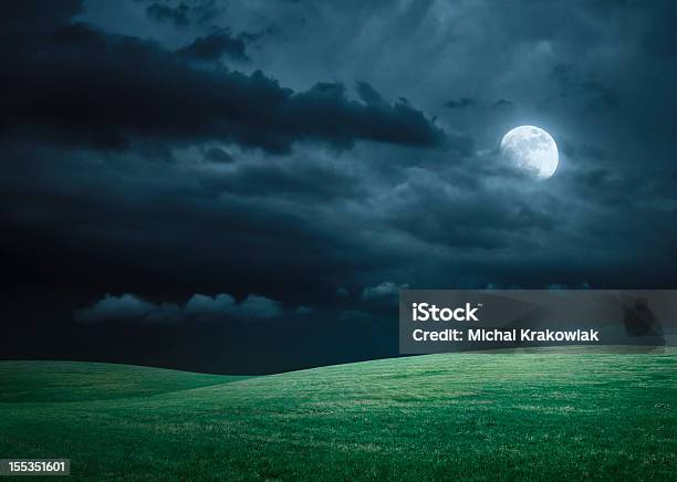 넘실대는 언덕으로 이루어진 메도 야간에만 풀문 클라우드 잔디 밤-하루 시간대에 대한 스톡 사진 및 기타 이미지 - 밤-하루 시간대, 하늘, 달-하늘