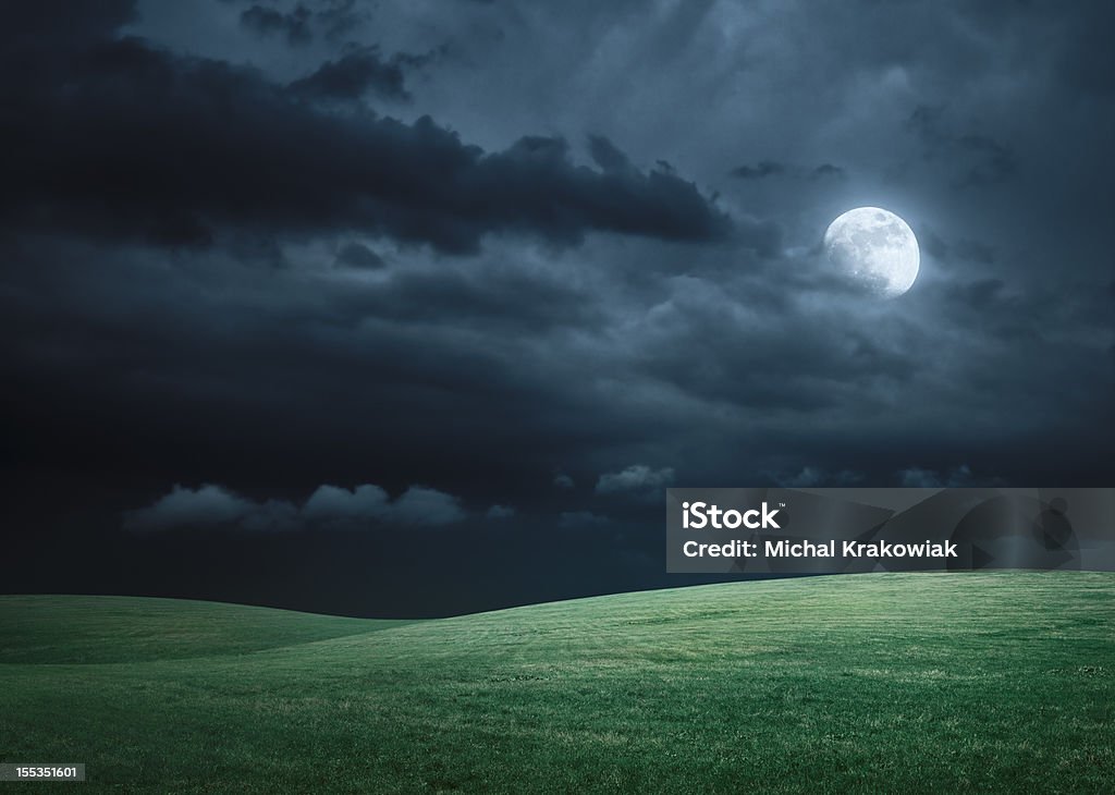 Alto Prado à noite com lua, nuvens e grama - Foto de stock de Noite royalty-free