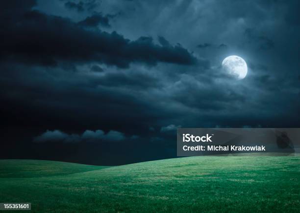 Foto de Alto Prado À Noite Com Lua Nuvens E Grama e mais fotos de stock de Noite - Noite, Céu - Fenômeno natural, Lua