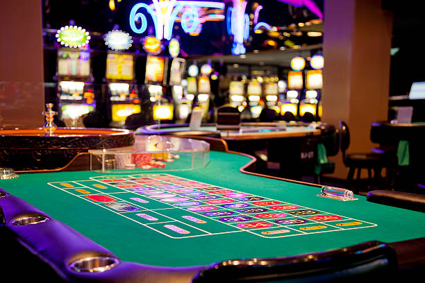 mesa de ruleta - roulette table fotografías e imágenes de stock