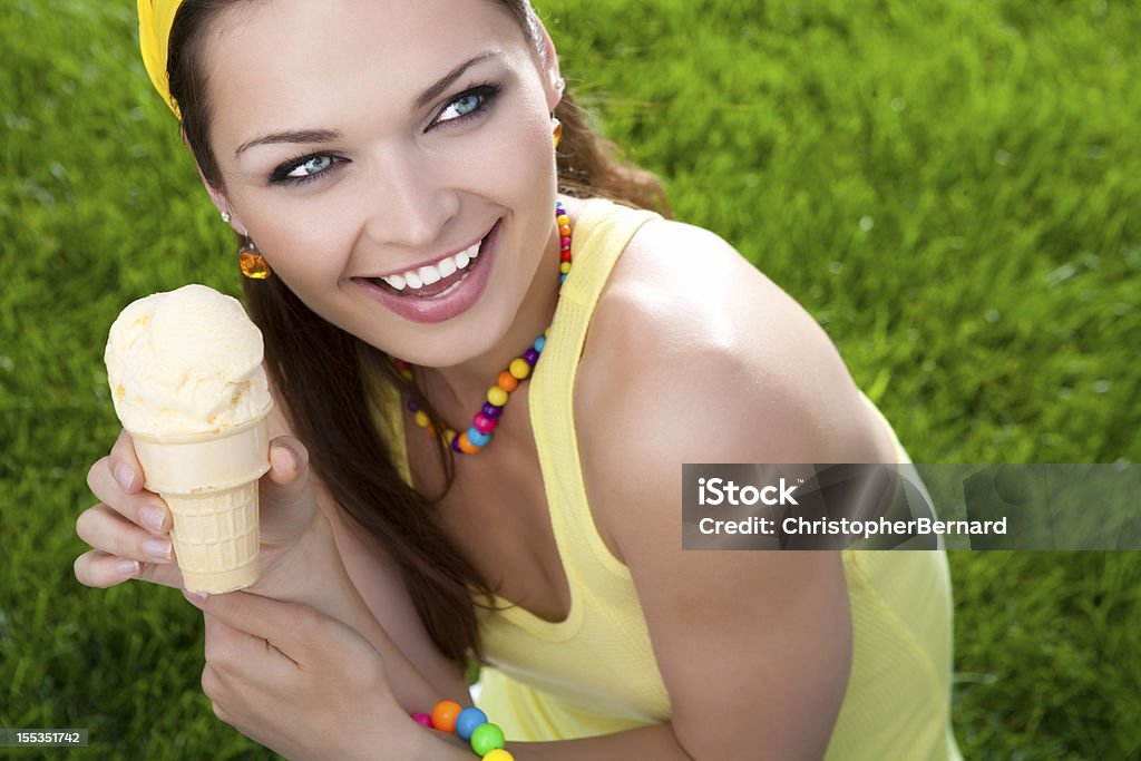 아름다운 female 쥠 아이스크림 원뿔형 - 로열티 프리 20-24세 스톡 사진