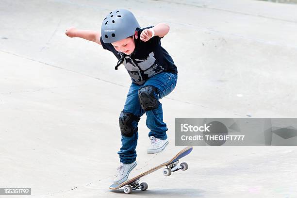 Rapaz Em Seu Skate - Fotografias de stock e mais imagens de Criança - Criança, Skate - Equipamento Desportivo, Skate - Atividade Recreativa