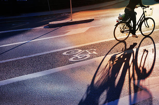 vélo bicyclist crossing lane - bicycle sign symbol bicycle lane photos et images de collection