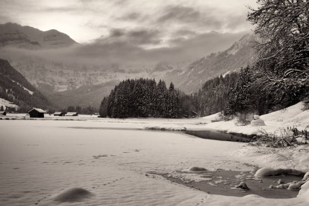 frio, nevadascomment de manhã de alpes suíços - wildstrubel imagens e fotografias de stock