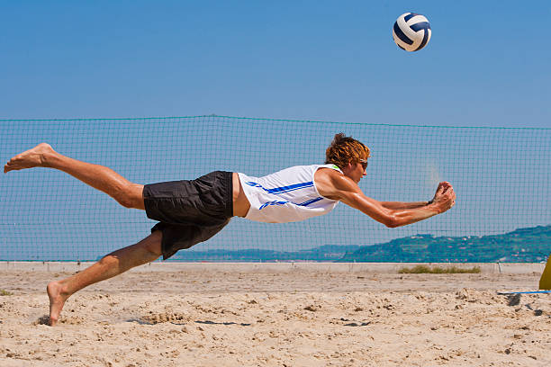 atractivo jugador de vóleibol masculino en acción - volleyball volleying human hand men fotografías e imágenes de stock