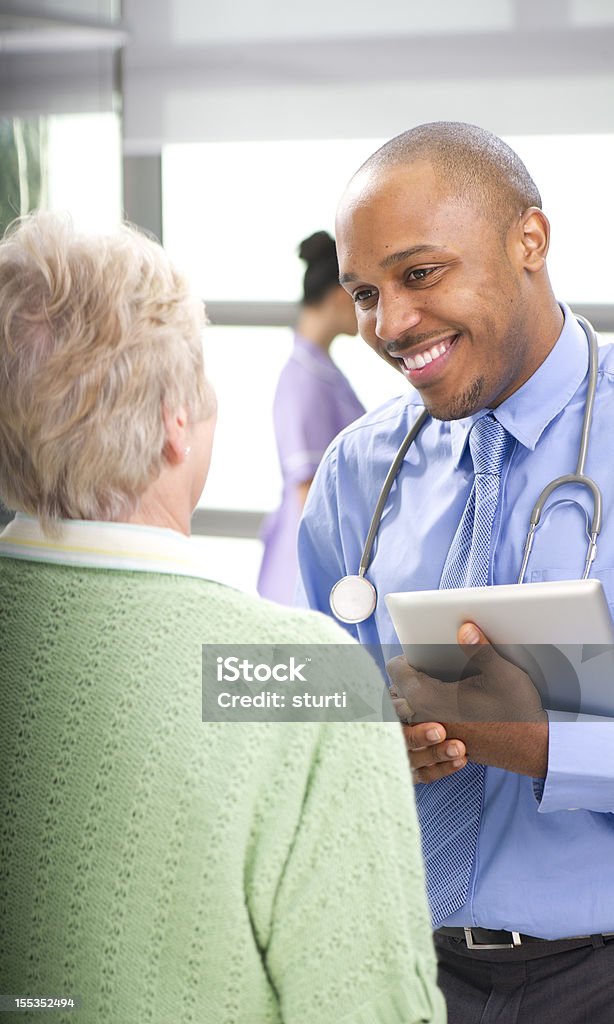 doc chattare senior lady - Foto stock royalty-free di Medico